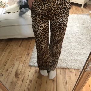 Leo-byxor - Utsvängda silkesbyxor från nakd Bra skick knappt använda!