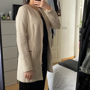 Zara kappa - Beige kappa från Zara o storlek M, liten i storlek, jag på bilden är xs/s. Använd ett fåtal gånger, är i väldigt bra skick.  Pris: 200kr