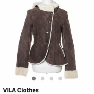 Mockajacka  - Mockajacka från VILA som jag köppte via Sellpy! Superfin och varm, men tyckte inte den satt så bra på mig🤍 Säljer för 150+ frakt🤍 Lite lösa knappar, men det går att ordna om en är händig!