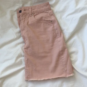 Rosa jeanskjol - Supersöt rosa jeanskjol i strl 34. Jättebra skick, aldrig använd. Säljer för 55kr + frakt