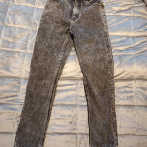 Monki kimono stonewashed jeans - Snygga Monkijeans som är för små, storlek 25, använda 2 ggr