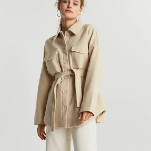 Beige jacka Ginatricot  - Beige jacka från Ginatricot i storlek M. Ny med prislapp. Nypris 599. Slutsåld överallt. Säljs för 300.