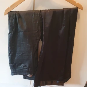 2 par byxor - 30kr för båda. Köparen står för frakten.