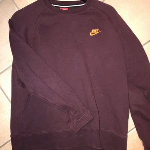 Lila Nike herr L men snygg oversize till dam  - Jätte fin och unik lila nike tröja. Liten hemlig ficka på armen. Finns även ett litet Nike märke på vänster arm längst ner. Den passar inte mig så bra så blir nog svårt att ordna bilder med hur den sitter på. Men alla Nike i den stilen har typ samma passform så prova en liknande i en affär i herr L (denna är dock lite liten i storlek) ni kan fråga mig efter mått, det kanske kan ge nån slags uppfattning. 