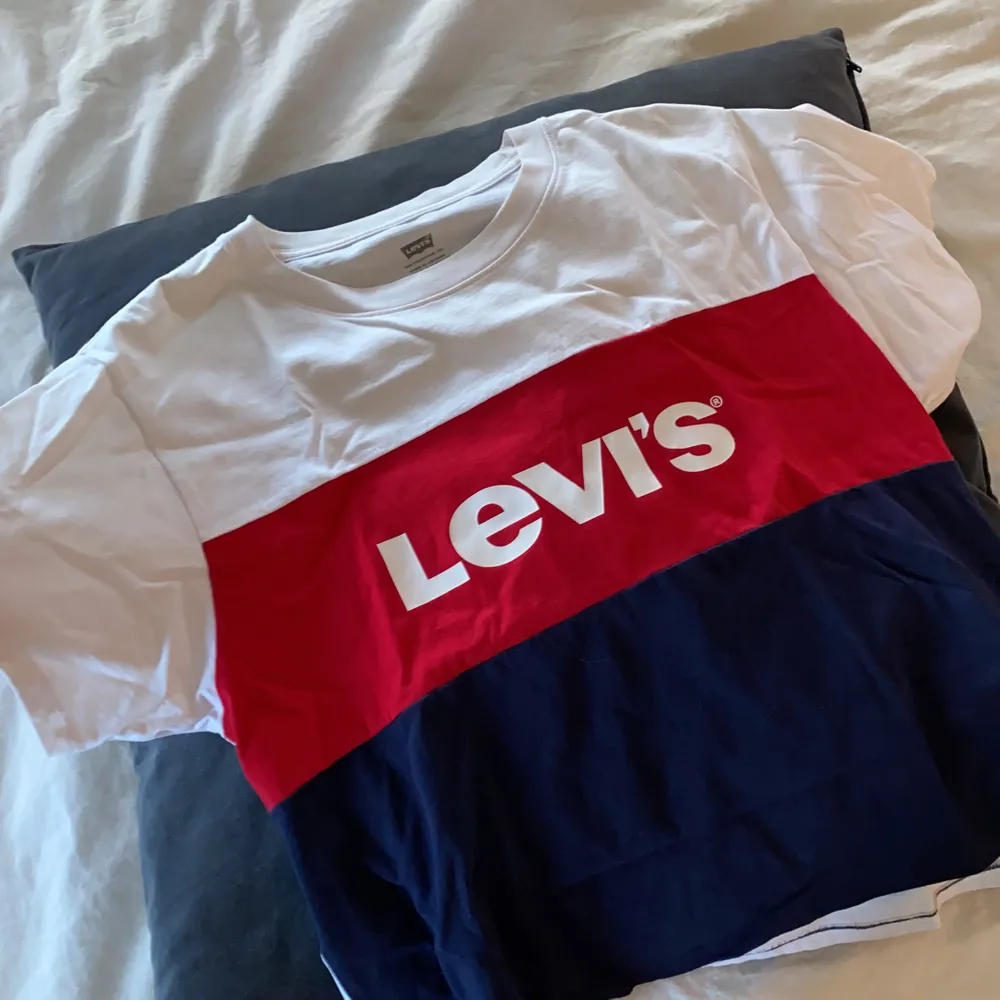 Snygg Levis t-shirt... som ny i storlek S ☺️ köpare står för frakt! . T-shirts.