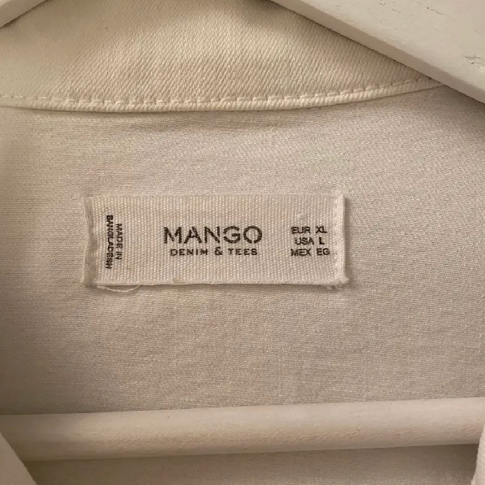 Hej, jag säljer en jeans jacka från mango. Den är vit i storlek XL. Säljer för 150kr ink frakt.. Jackor.