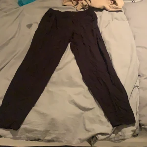 Svarta mysbyxor - Dem ser fladdriga ut men dem sitter tjat runt kroppen men dem är supersköna.