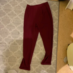 Röda kostymbyxor  - Röda kostymbyxor från terranova i storlek Xs. Köparen står för frakten :)