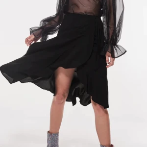 Lång kjol, omlott - Storlek us 14 (ca xl), aldrig använd pga fel storlek. 50kr frakt