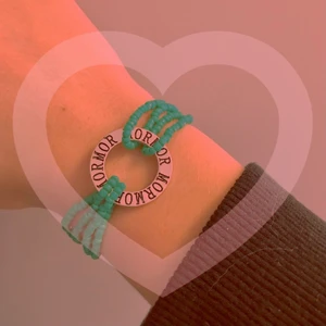 Alla hjärtans dag - armband ”MORMOR” - ❤️Alla hjärtans dag-armband❤️(reglerbar, ”mormor”)14 februari är det alla hjärtans dag!😻 Armbandet har garanterad hållbarhet och ska inte gå sönder⭐️Kolla in mina andra smycken för alla hjärtans dag m.m🥰