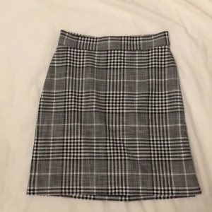 Rutig minikjol från Mango - Rutig minikjol från Mango. Supersöt men tyvärr passar den mig inte längre, så nu söker den ett nytt hem!