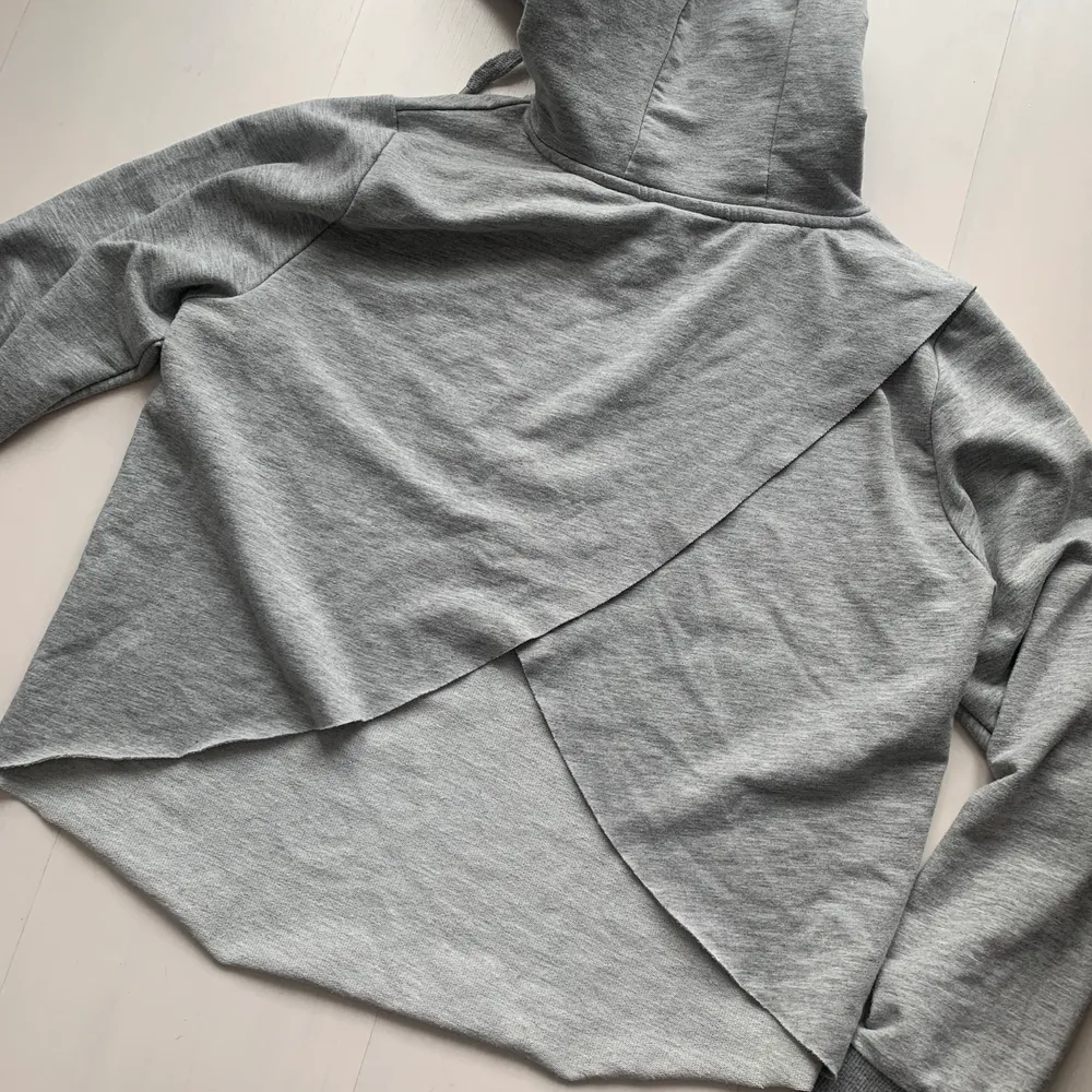 Säljer denna hoodie från gymshark som knappt är använd. Har inte använt den när jag tränat! Hoodien är skuren i ryggen vilket är en snygg detalj! Storlek S men passar även xs som jag ofta har! Säljer då den inte kommer till användning. Frakt tillkommer❤️. Hoodies.