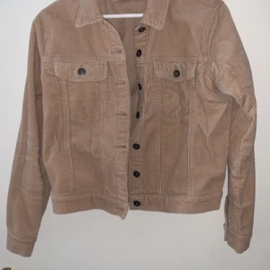 Jacqueline de yong Jacka  - Mycket fin jacka i beige Manchester material. Jacka är i otroligt bra skick