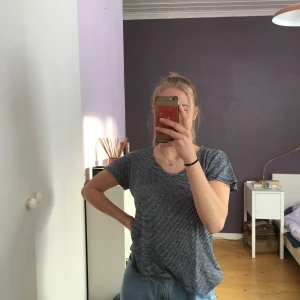 Söt randig tröja - V-neck tröja. Väldigt gott skick, som ny. Storlek S. Köparen står för frakt. Kan mötas upp i Östersund. :)