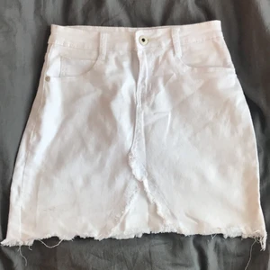 vit jeans kjol från chelsea - köpt på chelsea i göteborg, använd va 2 gånger. nypris 300kr. Supertrevlig i materialet o duetter snygg på kroppen o i rumpan. frakt tillkommer 48kr-66kr