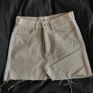 beige jeans kjol från pull&bear - beige jeanskjol från pull&bear med vita streck på sidan. frakt tillkommer 48kr-66kr