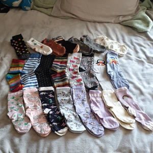 Strumpor med gulliga mönster - 23 par strumpor med roliga och gulliga mönster. Långa och korta. Storlek: 38-41. Alla par för 220kr. Olika mycket använda, men fint skick alltihop