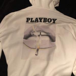 Vit Playboy hoodie i storlek 36, dock stor i storleken. I bra skick och använd fåtal gånger. Budning i kommentarsfältet.
