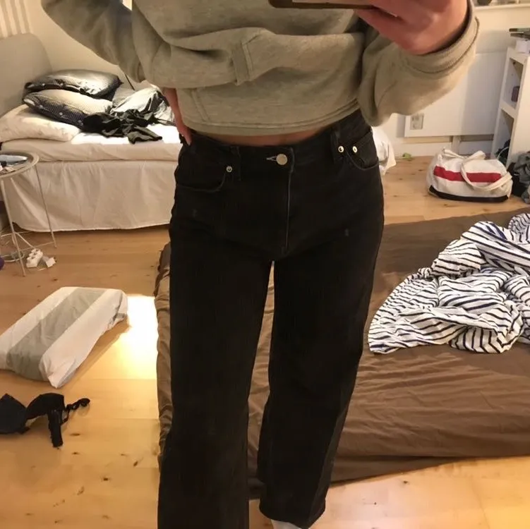 Jeans från weekday i storlek W30 L32. Skulle säga att dom passar M, lite för korta för mig som är 175 så passar fint om man är kortare❤️ frakt tillkommer. Jeans & Byxor.