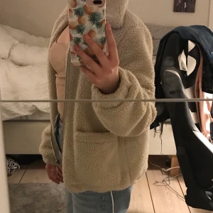 Fluffjacka - Fluffig jacka från bubbelroom säljs pga att jag inte använder den inte💞 storlek 36 sitter bra och inte tajt, inga hål eller något på jackan👍🏼 nypris 500/599kr köpare står för frakt, pris kan diskuteras ( men inte allt mycket lägre )