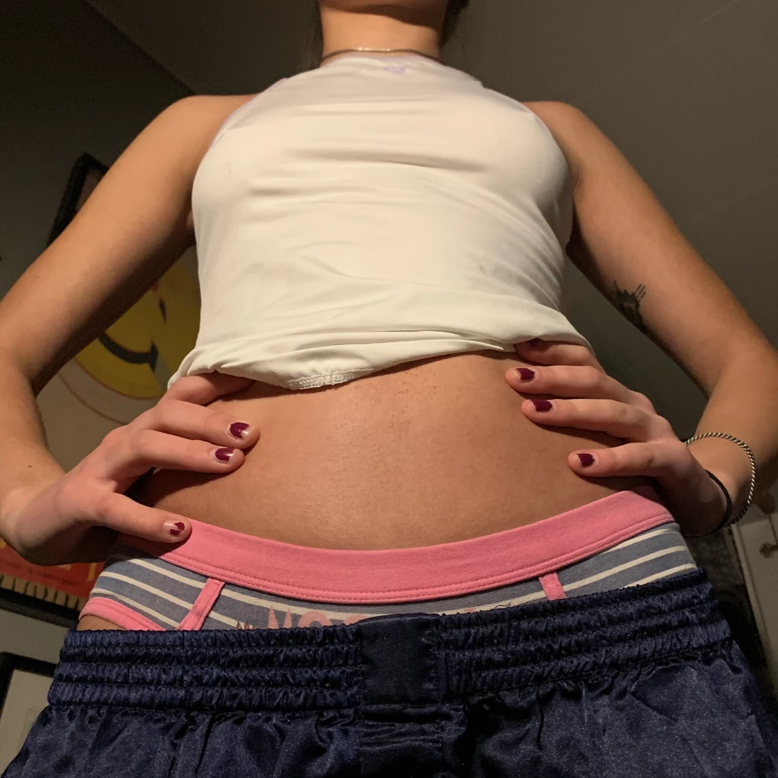 Vitt sportlinne med lila detaljer 