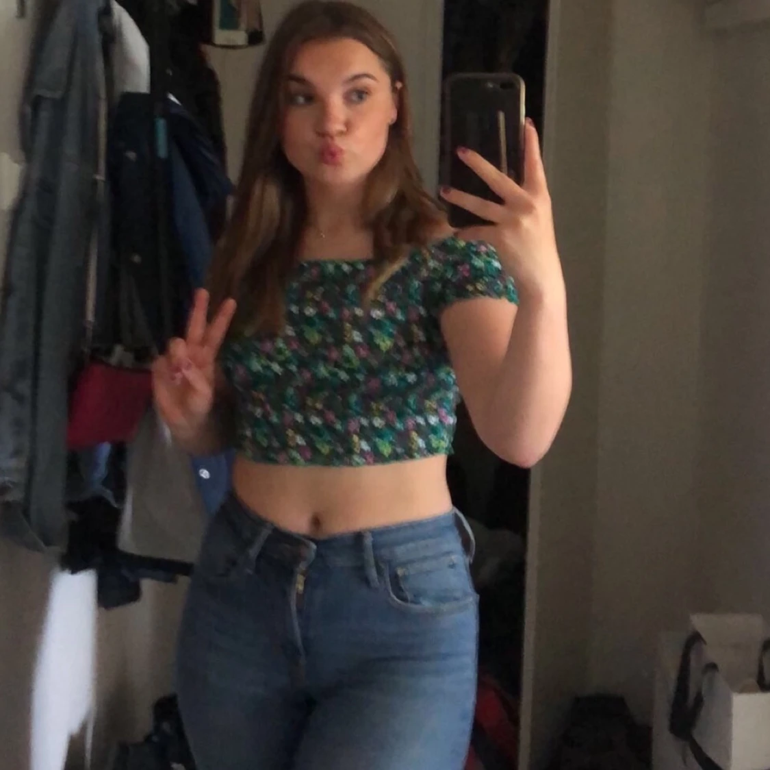 Croppad off-shoulder tröja