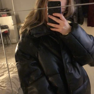 Puffer jacka i skinn - Jätte fin jacka i skinnimitation som sitter snyggt oversize, det är en stl L men skulle säga att den sitter snyggt på S-L. Har själv S i vanliga fall, aldrig använd endast provad, Nypris 699 kr💕