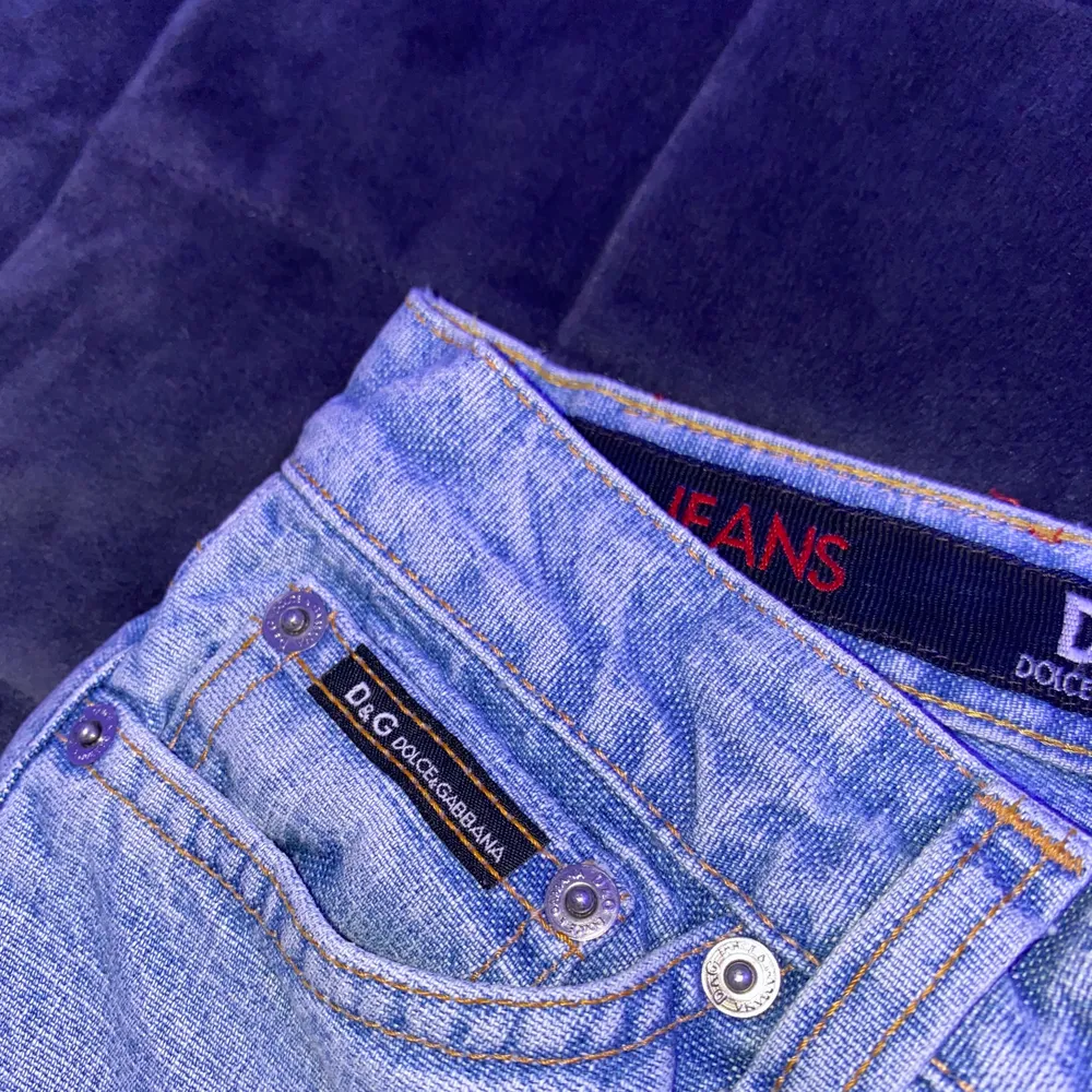 Dolce & Gabbana Jeans som jag säljer pågrund av att dom är för små och tyvärr inte passar mig. Passar nog er som har storlek XS/S. Säljer för 350kr. Jeans & Byxor.