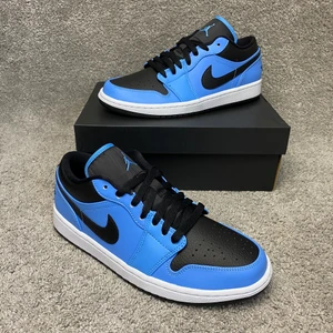 Air Jordan 1 low  - Air Jordan 1 low University blue/black. Storlek:EU 42/US 8,5, skick: Helt nya 10/10 box & kvitto från zalando medföljer,Pris 1399kr, köparen står för frakten skickas spårbart med PostNord (99kr) vid smidig och snabb affär så bjuder jag på frakten!, om du har några frågor eller likande så släng iväg ett meddelande.