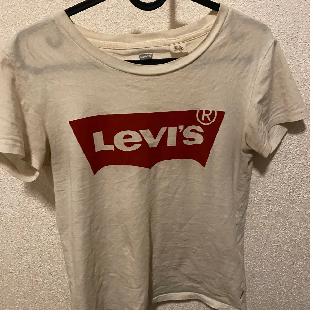 Levis t-shirt i storlek xxs men är som xs säljes nytvättad finns i ljungdalen annars står köparen för frakt . T-shirts.