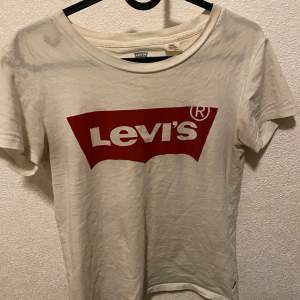 Levis t-shirt i storlek xxs men är som xs säljes nytvättad finns i ljungdalen annars står köparen för frakt 