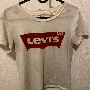 Levis t-shirt xxs - Levis t-shirt i storlek xxs men är som xs säljes nytvättad finns i ljungdalen annars står köparen för frakt 