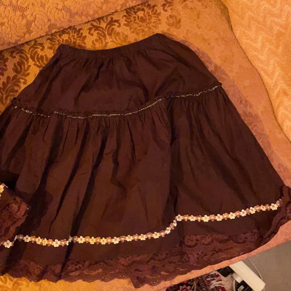 äkta vintage från ca 80 talet (har fått ärva denna), urgullig men har ingen användning av den. står ingen storlek men passar perfekt på mig och jag ligger på ca XS-S, dessutom är kjolen stretchig så den skulle lätt kunna passa på M också. tar emot bud och byter även denna mot andra klädesplagg, frakt diskuteras! <3. Kjolar.