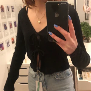 Fin svart tröja med knytning  - Jätte fin gullig tröja med två knytningar, använt 2gånger