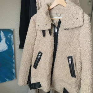 Zara teddyjacka ✨ -  Halloj! Säljer min teddyjacka från Zara 🐆 Köpt för något år sedan men använd endast ett par få gånger :) superbra skick, inga slitage etc! Är i strl S och sitter som en S också ✨ Frakt tillkommer 