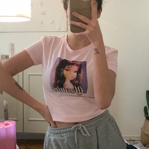 BRATZ t-shirt  - Helt oanvänd. Storlek M men passar mig som är en XS/S. Möts upp i Sthlm eller fraktas. Köparen betalar frakt.