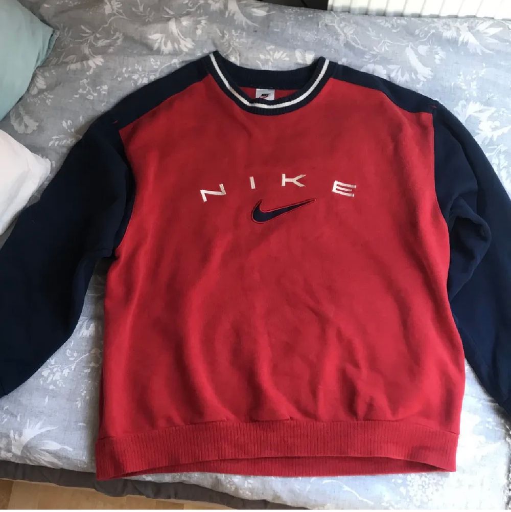 BIDGIVNING AVSLUTAS ONSDAG kl. 18! Säljer min SKITSNYGGA vintage Collegetröja från Nike, äkta såklart från 90-talet Säljer igen pga oseriösa köpare! BUDA I KOMMENTARERNA! Säljer direkt för 1000kr! 💓💗💖 Jättebra skick! Frakt tillkommer på 66kr ifall du inte skriver in det i budet ❤️ . Tröjor & Koftor.