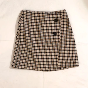 Kjol från H&M - 90’s kjol från H&M, supersnygg men kommer tyvärr inte till användning💕