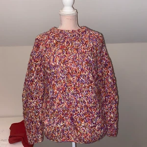 Multifärgad stickad ulltröja - Endast använd 3 gånger!!! Snygg och skön glesstickad tröja i ull- och akrylblandning från ASOS WHITE. Lite oversized i storlek! Ordinarie pris 700kr. Köparen står för frakt