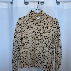 Beige polo - Så cool polotröja, supersnygg att styla i lager! I bra skick!