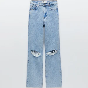 Zara 90’s jeans strl 34  - INTRESSEKOLL på mina jätte fina slutsålda zara jeans strl 34. Hålen är lite större än när jag köpte de men fortfarande jätte bra skick🌸🌸 BUDA