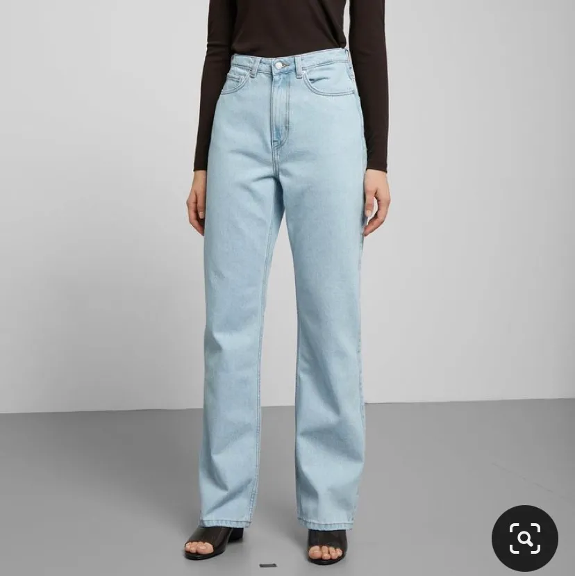 SÄNKT PRIS!!! Superfina jeans i modellen row från Weekday. Sparsamt använda och i superfint skick. Storlek 27/30 tts. 200 kr + frakt 66 kr. 💞💞 . Jeans & Byxor.