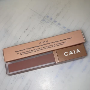 Caia- liquid lipstick i färgen my darling - Caias mest sålda och populäraste liquid lipstick i färgen My Darling, den är knappt använd. Och säljs pga tycker att färgen inte passa mig ( är feg när det gäller fäger i smink). Köpt för 195 och säljs för 160 Frakten är gratis som vanligt!