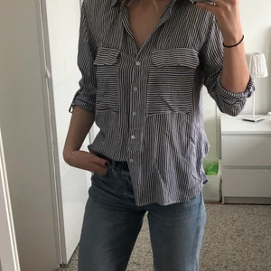 Randig skjorta Zara - En vit/blå randig shorts från Zara i strl S. Använder inget längre då jag köpt en ny liknande. Jätte skönt, luftigt material. Säljer för 100 kr elr högsta bud:)