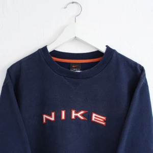 Vintage Nike Sweater - Lägger upp igen eftersom köparen inte svarade!!!❤️❤️Säljer min snygga vintage Nike sweater!  Första och sista bilden är lånad✨ Fint skick men somsagt vintage så den är lite urtvättad! BUDA I KOMMENTARERNA! Öka alltid bud med minst 20kr! Fakt betalas av köparen 
