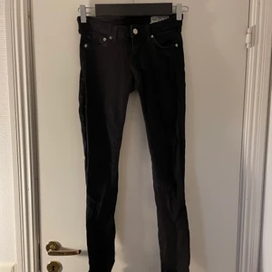 Svarta lågmidjade Crocker jeans - Snygga, näst intill oanvända svarta lågmidjade jeans från Crocker! Köparen står för frakten💖
