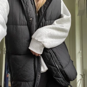 Jacka - Säljer min supersnygga väst från zara, perfekt nu till hösten🤩 Näst intill oanvänd, som ny! Är i storlek XS men är lite oversize så passar allt från xxs till m beroende på hur man vill att den sitter. 