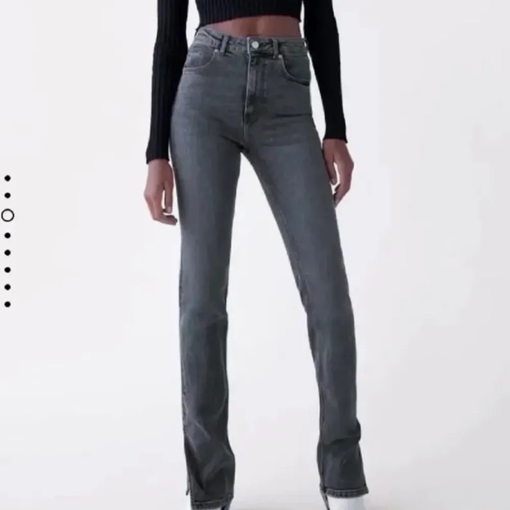 Snygga jeans från zara, helt slutsålda! Använda ett fåtal gånger. . Jeans & Byxor.