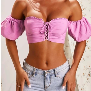 Helt ny crop top - Helt ny, superfin croptop från OhPolly. Puffärm, dragkedja i ryggen och snörning i fram. Lappar sitter kvar. 