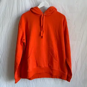 Orange hoodie från H&M. Knappt använd, nyskick! 